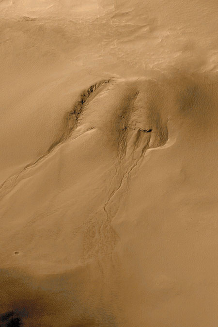 Mars Gullies Likely Formed By Underground Aquifers